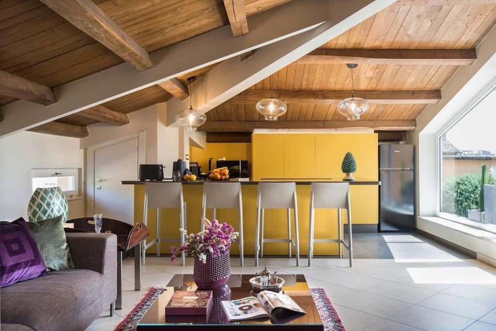Exclusive Views From A Sunny Attic Apartment! Roma