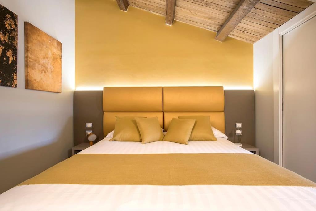Appartamento Exclusive Views From A Sunny Attic Apartment! *