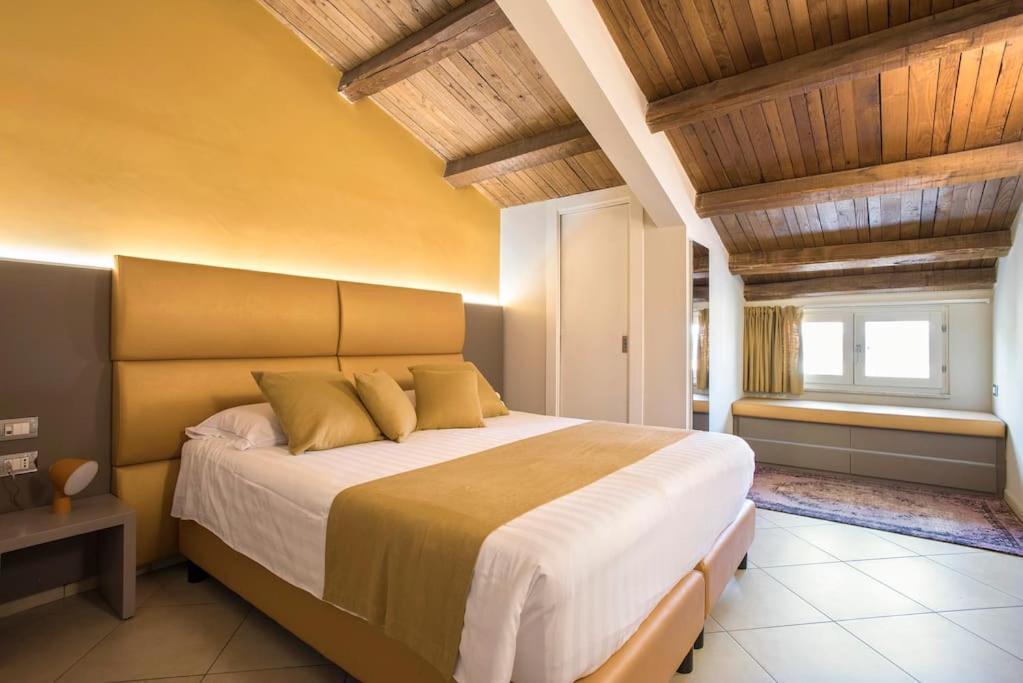 Exclusive Views From A Sunny Attic Apartment! Appartamento *