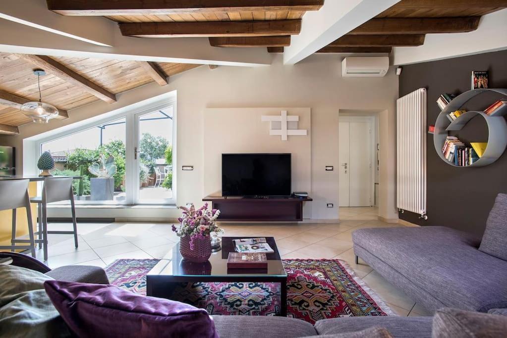Exclusive Views From A Sunny Attic Apartment! Apartamento