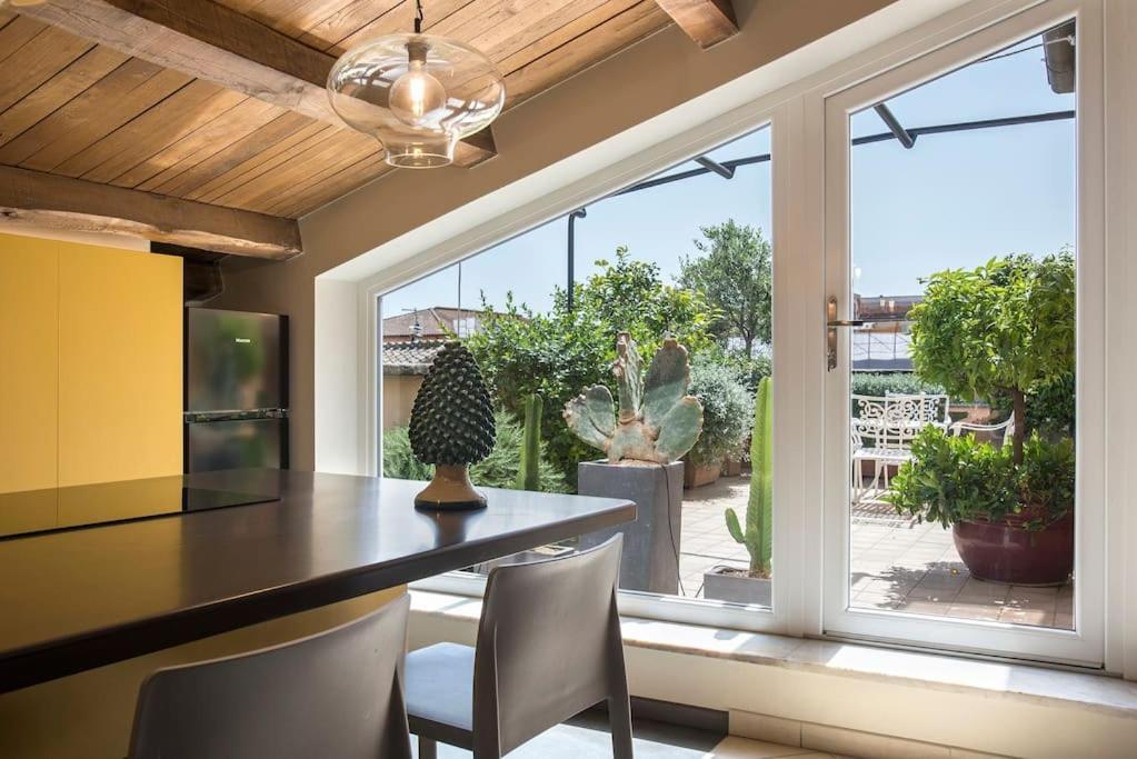 Exclusive Views From A Sunny Attic Apartment! * Roma